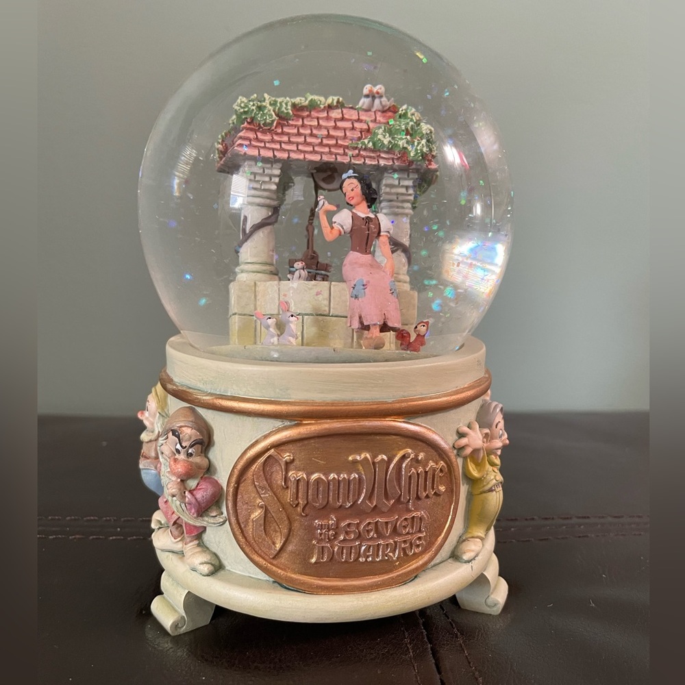 Disney Snow White and the Seven Dwarves Wishing Well Snowglobe - 2009